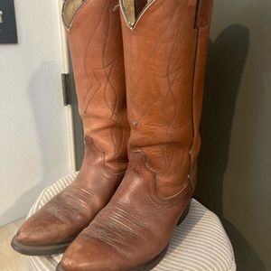 Wrangler leather cowboy boots! So much character. Women’s size 9 - 9.5